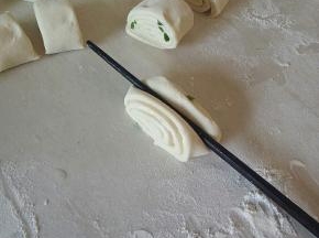 取一小段，用筷子朝中间压出一条痕。