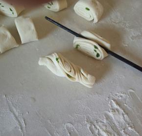 微微拉长，两手朝反方向拧。