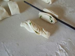 微微拉长，两手朝反方向拧。