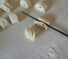 两头交接，捏紧。