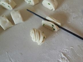 两头交接，捏紧。