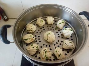 放入蒸锅(锅内装入温水，方便发酵)盖上盖子。