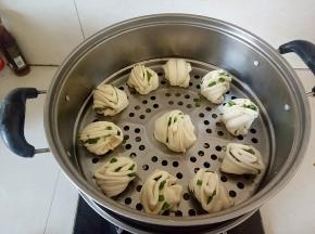 放入蒸锅(锅内装入温水，方便发酵)盖上盖子。