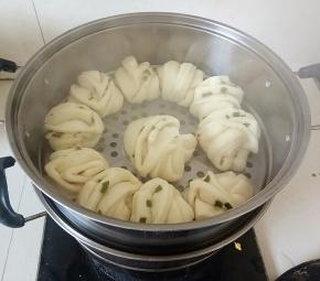 大火烧开，转中火十分钟，闷三分钟即可。