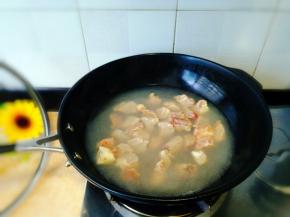 将牛腩焯水，冲洗血水