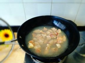 将牛腩焯水，冲洗血水
