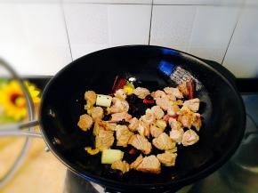 倒入牛腩快速翻炒