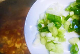 放入葱花白