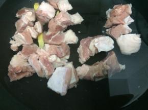 锅里倒入适量的水，在加入料酒、姜片，在把牛腩放入锅中焯水
