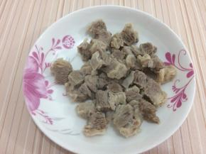 去除血水，然后捞出用水冲洗一下，然后在捞出沥干水分
