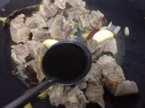 然后放入生抽翻炒几下
