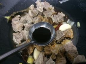 然后在倒入老抽翻炒片刻
