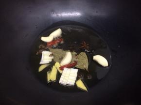 锅里倒入适量的油烧热后，放入调料炒出香味
