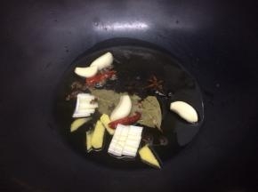 锅里倒入适量的油烧热后，放入调料炒出香味
