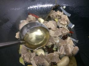 放入料酒翻炒几下
