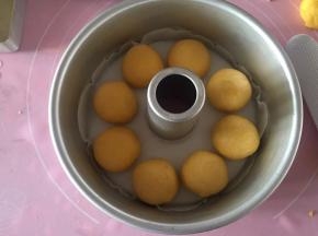 模具垫油纸或涂油。放入八个圆球