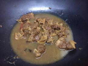 看汤汁剩下不多时，大火收汁，然后关火出锅
