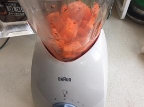 100克胡萝卜和100克水打糊。取130克备用