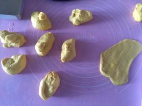 先分出35-40克放一边备用。其余分成均匀8个。直接取一个擀开继续排气，然后滚圆