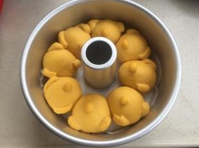 烤箱里发酵到1.5-2倍（放热水，温度35度）