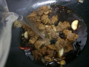 然后加入适量的开水大火烧开，转小火炖煮四十分钟，（时间看肉的软烂来看）直到熟为止
