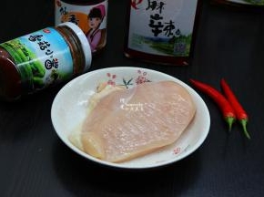 准备食材：鸡胸肉、香菇酱、麻油等食材；