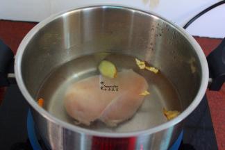 适量的清水倒入锅中，放入鸡胸肉，生姜、陈皮，把鸡胸肉煮熟；