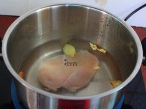 适量的清水倒入锅中，放入鸡胸肉，生姜、陈皮，把鸡胸肉煮熟；