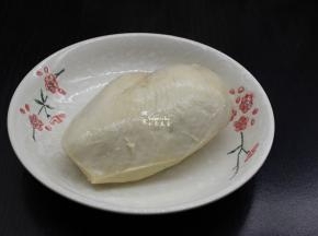 捞出鸡胸肉放凉；