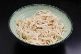 顺着鸡胸肉条纹，手撕碎；