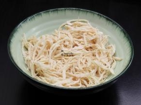 顺着鸡胸肉条纹，手撕碎；