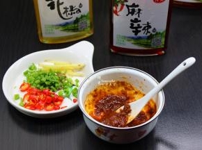 取出20克香菇酱；倒入3ml的麻油在香菇酱碗拌均；辣椒、香葱、生姜是分成洗净切好，酱料也调制好；