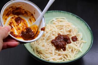 把调料全部倒入鸡丝碗内；