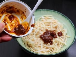 把调料全部倒入鸡丝碗内；