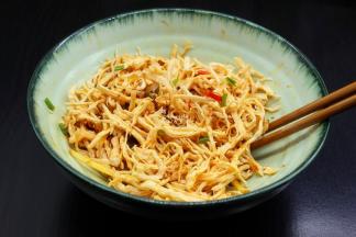 拌均好即可享用，也可以分成几个碟子。