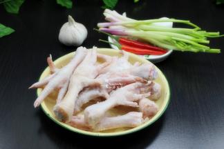 准备食材，鸡爪、辣椒、葱、蒜、生姜、洋葱、香菜等；