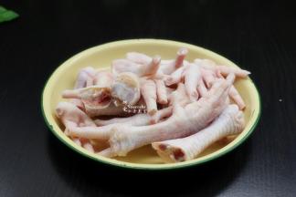 鸡爪洗净，去脚趾，大个的鸡爪斩断，这样容易入味；
