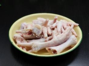 鸡爪洗净，去脚趾，大个的鸡爪斩断，这样容易入味；