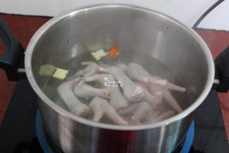 用汤锅清水煮沸，放八角、陈皮、生姜，鸡爪煮沸，去血腥，捞出鸡爪，并用厨房纸巾，把水分吸干；PS：一定要吸干水分，不然下锅油炸会溅油出来。