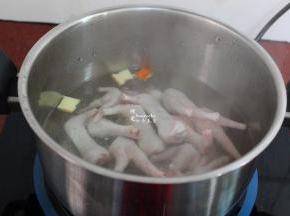 用汤锅清水煮沸，放八角、陈皮、生姜，鸡爪煮沸，去血腥，捞出鸡爪，并用厨房纸巾，把水分吸干；PS：一定要吸干水分，不然下锅油炸会溅油出来。