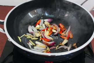 锅中留少许油，辣椒、洋葱、蒜、葱白、生姜、陈皮等入锅煸香；