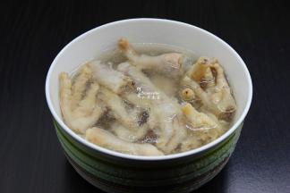 炸好的鸡爪，放入冰水中浸泡起皱皮；更快有皱皮的小诀窍，要冰水，起锅放（热胀冷缩原理）