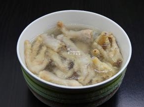 炸好的鸡爪，放入冰水中浸泡起皱皮；更快有皱皮的小诀窍，要冰水，起锅放（热胀冷缩原理）