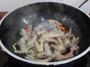 起皱的鸡爪捞出，沥干水，倒入锅中；
