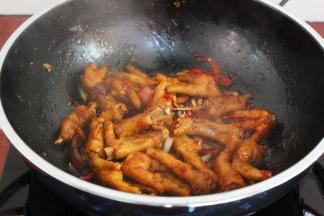 加入红烧酱油、辣椒、盐焖熟，收汁；