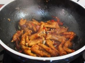 加入红烧酱油、辣椒、盐焖熟，收汁；