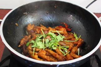 出锅前放香菜即可。