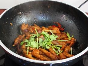 出锅前放香菜即可。