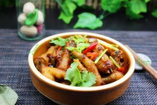 看到这大盘色泽饱满的虎皮凤爪，是不是特别诱人？来一杯小酒，越啃越香，酥到骨头都不想吐。