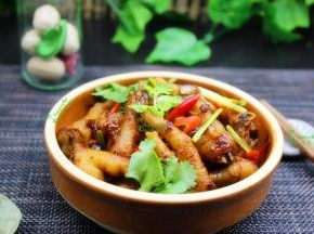 看到这大盘色泽饱满的虎皮凤爪，是不是特别诱人？来一杯小酒，越啃越香，酥到骨头都不想吐。